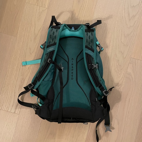 Osprey HikeLite 26 Daypack Backpack - Picture 2 of 11